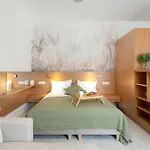 Stylish Near The Old Market Square In By Renters بوزنان