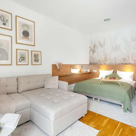 Апартаменты Stylish Near The Old Market Square In By Renters *